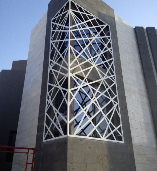 فيلا حديثة بواجهة كلادينج رمادي داكن مع لمسات خشبية