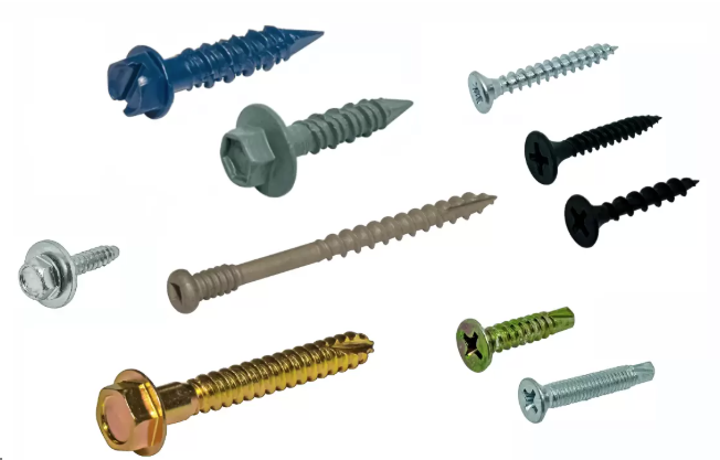 طابعة Roland DG رقمية عالية الدقة تقوم بطباعة استيكر بألوان زاهية