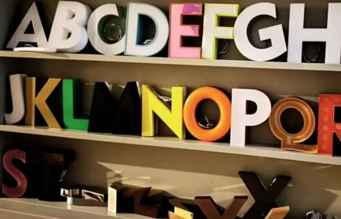 ليست كل اللوحات متشابهة: دليلك لاختيار النوع الأنسب لواجهتك التجارية